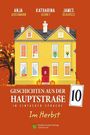 Titel: "GESCHICHTEN AUS DER HAUPTSTRAßE", "Im Herbst". Ein gelbes Haus mit roter Tür und Kürbissen.