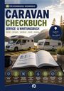 "CARAVAN CHECKBUCH. Wartung, Dichtigkeit, Gasprüfung. Wohnwagen vor See; Checkbuch, Tasse, Pflanze auf Tisch."