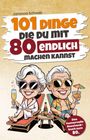 „101 Dinge, die du mit 80 endlich machen kannst“. Zwei lachende Comicfiguren auf Liegestühlen, mit Getränken und Sonnenbrillen.