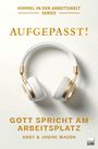 Text: "AUFGEPASST! Gott spricht am Arbeitsplatz. Andy & Janine Mason." Kopfhörer mit goldenen Akzenten auf hellem Hintergrund.