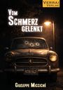 Titel: "Vom Schmerz gelenkt". Autor: Giuseppe Micciché. Ein altes Auto mit Einschusslöchern steht unter einer Straßenlaterne.