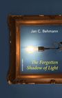 "Jan C. Behmann, The Forgotten Shadow of Light." Eine Glühbirne leuchtet in einem antiken Rahmen.