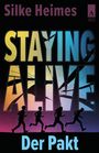 Text: "Silke Heimes", "STAYING ALIVE", "Der Pakt", "ADAKIA VERLAG". Silhouetten von Menschen, die rennen, im Hintergrund.