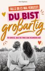 "Falls du es mal vergisst: Du bist großartig." Zwei Menschen umarmen sich in einem blühenden Feld.