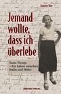 "Jemand wollte, dass ich überlebe. Tante Tientje – Ein Leben zwischen Stalin und Hitler. Eine Frau steht vor handgeschriebener Schrift."