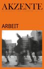 Titel: AKZENTE – ZEITSCHRIFT FÜR LITERATUR. Thema: ARBEIT. Unscharfe Silhouetten von Menschen in Bewegung vor Bürogebäuden.