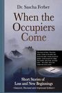Titel: "When the Occupiers Come". Autor: Dr. Sascha Ferber. Untertitel: "Short Stories of Loss and New Beginnings". Objekte: Gebäude im Nebel, Notizbuch mit Stift.