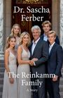"Dr. Sascha Ferber, The Reinkamm Family: A Story." Eine lächelnde Familie in eleganter Kleidung vor einem großen Gebäude.