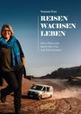 Buchtitel oben: "Reisen Wachsen Leben". Frau in Wüste, lächelnd. Ein Auto fährt durch sandige Landschaft.