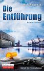 „Die Entführung“, M. P. Roberts. Kriminalroman. Pillen und Pistole vor Hafenkränen und einem Gebäude am Wasser.