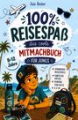 „100% Reisespaß: das coole Mitmachbuch für Jungs, 8-12 Jahre.“ Junge am Strand mit Rucksack, Kamera, und Palme.