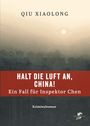 Text: "Halt die Luft an, China! Ein Fall für Inspektor Chen". 
Illustration: Skyline bei Dämmerung oder Nebel.