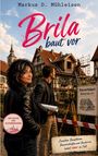 „Brila baut vor“ von Markus D. Mühleisen. Zwei Personen vor Fachwerkhäusern, eine Frau mit Lederjacke lächelnd. Ein Bauvorhaben.