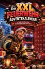 "Der XXL Feuerwehr-Adventskalender" und "24 Tage voller Action, Wissen, Rätsel und Challenges" stehen auf einem weihnachtlichen Schild. Ein fröhlicher Feuerwehrmann in Weihnachtsstimmung zeigt Daumen hoch vor einem Feuerwehrauto und Adventskalender.