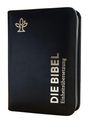 „DIE BIBEL Einheitsübersetzung“ steht vertikal auf einem schwarzen Ledereinband mit einem symbolischen Pflanzenlogo.