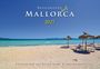Reiseskizzen Mallorca 2027: Strand mit türkisfarbenem Wasser, Sand und leeren Liegestühlen unter Strohdächern.