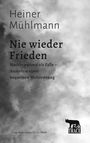 "Heiner Mühlmann: Nie wieder Frieden. Nachkriegszeit als Falle – Anatomie einer bequemen Weltordnung." Wolkenhintergrund.
