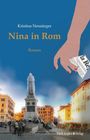 Titel: "Nina in Rom"; Autor: Kristina Nenninger; eine Hand hält eine Zeitung; Statue und Gebäude im Hintergrund.