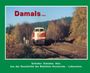 „Damals... Schiefer, Schotter, Holz. Aus der Geschichte der Bahnlinie Hockeroda – Lobenstein.“ Zug auf Gleisen im Wald.