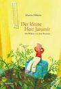 "Der kleine Herr Jaromir" von Martin Ebbertz. Ein Mann sitzt entspannt auf einer Kiste in einem Tomatenfeld.