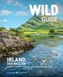 „WILD GUIDE“ oben, darunter „Irland Der Westen“, zeigt See mit Schwimmern, Berg und grüne Landschaft.