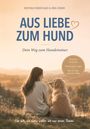 „Aus Liebe zum Hund: Dein Weg zum Hundetrainer.“ Eine Frau sitzt in der Natur bei Sonnenuntergang neben einem Hund.