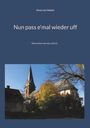 "Nun pass e'mal wieder uff" von Anne von Hebels. Darunter ein Foto einer Kirche mit blauem Himmel und Herbstbäumen.