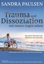 Text: "Sandra Paulsen. Trauma und Dissoziation mit neuen Augen sehen. Ego-State-Therapie und EMDR bei DIS und PTBS." 

Beschreibung: Eine Frau in Sommerkleidung fährt ein Fahrrad am Strand entlang, das Meer im Hintergrund.