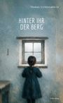 Text: "Hinter ihr der Berg", "Thomas Lichtenwöhrer", "Roman". Ein Mädchen schaut aus einem Fenster, grau-blaue Töne dominieren.