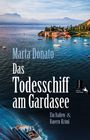 „Marta Donato, Das Todesschiff am Gardasee, Ein Italien- & Bayern-Krimi.“ Mit einer Küstenansicht und einem Boot im Wasser.