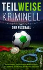 "TEILWEISE KRIMINELL KURZGESCHICHTEN DER FUSSBALL" auf einem Fußballfeld; Fußball, Handschellen, Medaille sichtbar.