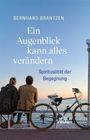 BERNHARD BRANTZEN: Ein Augenblick kann alles verändern. Spiritualität der Begegnung. Zwei Menschen sitzen am Wasser.
