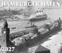 "HAMBURGER HAFEN im vorigen Jahrhundert 2027". Historisches Foto eines Hafengebiets mit Schiffen und einem alten Uhrturm.