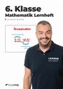 "6. Klasse Mathematik Lernheft mit Lehrer Schmidt. Dezimalzahlen, Vorkommastelle, 12,75, Nachkommastelle." Ein Mann lächelt.