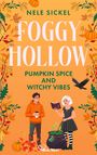 Text: "NELE SICKEL FOGGY HOLLOW PUMPKIN SPICE AND WITCHY VIBES." Illustration mit Herbstblättern, Raben, zwei Personen.