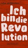 "Ich bin die Revolution" erscheint in großen weißen Buchstaben auf rotem Ziegelhintergrund.