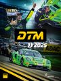 DTM 2025: Ein Rennfahrer feiert mit einem Pokal, neongrüner Rennwagen mit 90er-Nummer fährt auf der Strecke. ADAC-Logo sichtbar.