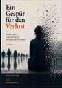 "Ein Gespür für den Verlust" und "Hartmut Reinke" in Schwarz, "bifop" in Orange. Frau von hinten, mit Pixeln aufgelöst.