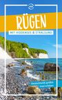 RÜGEN: MIT HIDDENSEE & STRALSUND. Deutschlands größte Insel erleben. Küste mit Klippen, grünem Wald und blauem Meer.