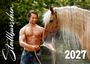 „Stallburschen“, „2027“, „creatxx“. Ein muskulöser Mann wäscht mit einem Schlauch ein blondes Pferd.