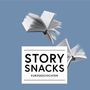 Text: "STORY SNACKS KURZGESCHICHTEN". Zwei schwebende, offene Bücher auf blauem Hintergrund.