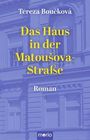 "Tereza Boučková, Das Haus in der Matoušova-Straße, Roman." Ein klassisches Gebäude im Hintergrund.