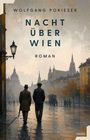 Der Text lautet: "WOLFGANG POKIESER, NACHT ÜBER WIEN, ROMAN". Zwei Männer in Mänteln gehen durch eine regnerische Stadt.