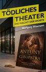 Text: "Tödliches Theater: Die Macht der Worte," "Wolfgang Wiesmann," "Antony and Cleopatra." Ein Plakat steht vor einem Gebäude.
