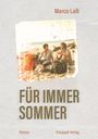 Titel: "FÜR IMMER SOMMER". Autor: "Marco Lalli". Untertitel: "Roman Draupadi Verlag". Zwei Männer am Strand sitzend.