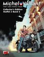 "Michel Vaillant", "Collector’s Edition Staffel 2 Band 3". Ein Mann auf Motorrad vor einem modernen Gebäude.