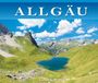 Text: "ALLGÄU", "Gerald Schwabe". Eine beeindruckende Berglandschaft mit einem klaren blauen See und strahlend blauem Himmel.