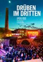 "DRÜBEN IM DRITTEN; ARENA WIEN 50 Jahre Musik, Protest & Subkultur; CLAUS OISTRIC." Konzertszene mit großer Menschenmenge.
