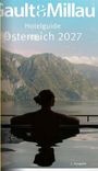 "Hotelguide Österreich 2027, 7. Ausgabe. Eine Person entspannt im Pool mit Blick auf einen See und Berge im Hintergrund."