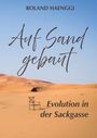 Text: "ROLAND HAENGGI", "Auf Sand gebaut", "Evolution in der Sackgasse". Wüste mit Sanddünen, blauer Himmel, ein leerer Stuhl.